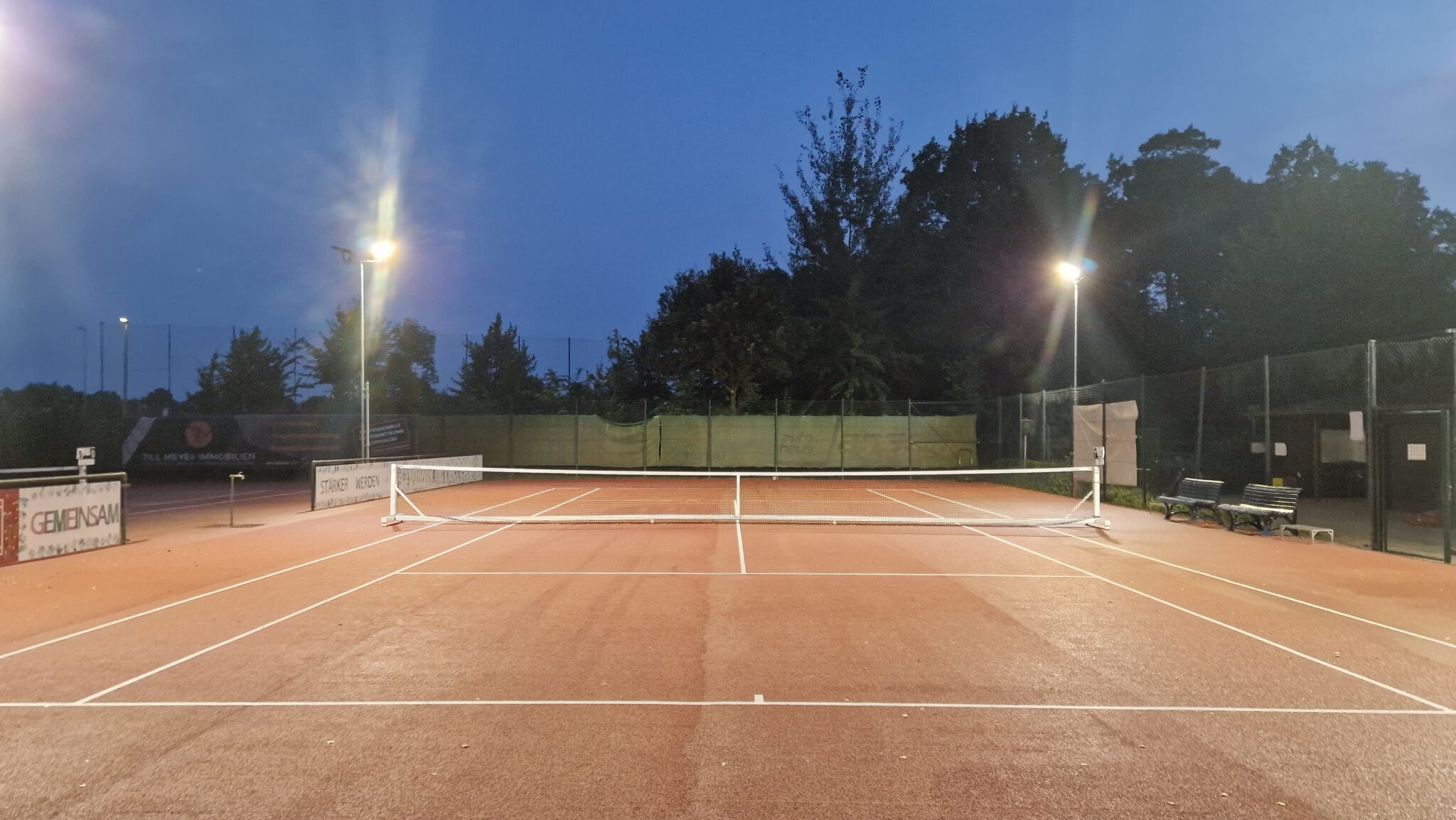 Balu Flutlichtsysteme Tennisplatzbelag
